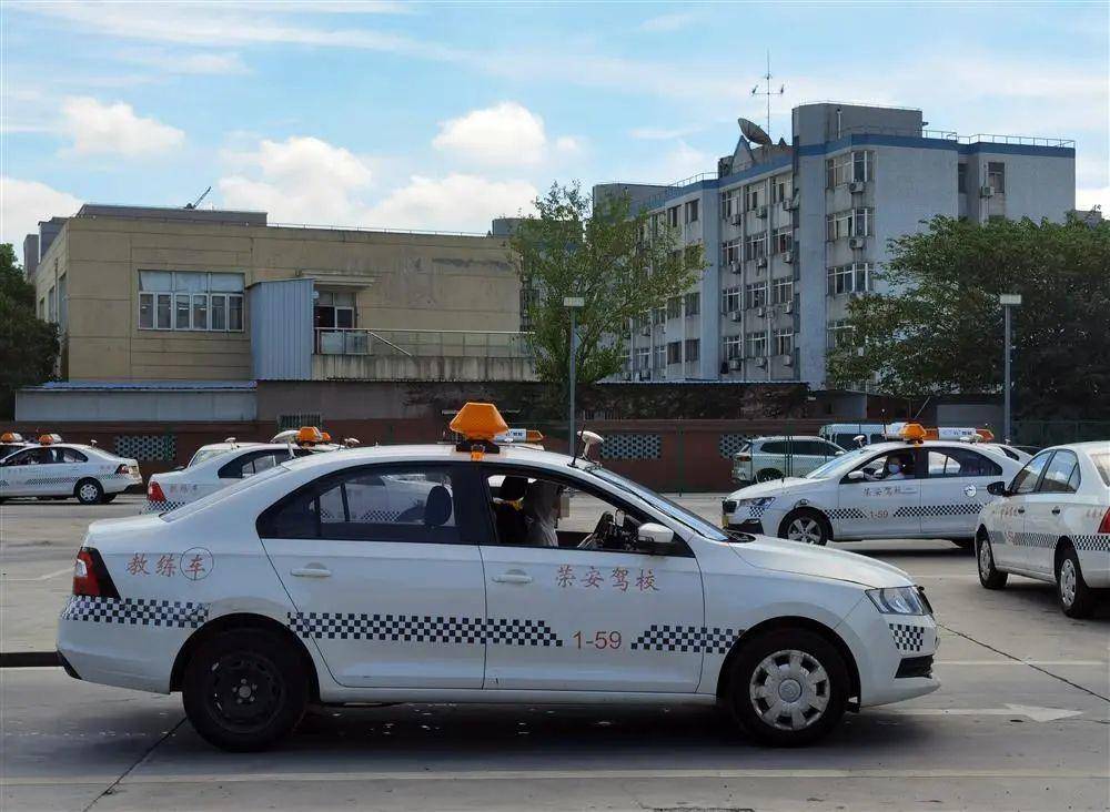 驾考无忧，尽在我校 理论速培稳过，练车一对一高效学车