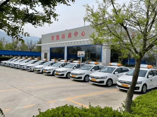 智驾启新篇 我校第五代驾培机器人一周年速培成效显著